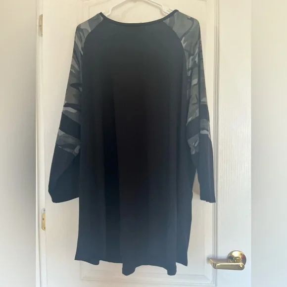 Avenue 26/28 black 3/4 sleeve with camouflage print. - Picture 2 of 5